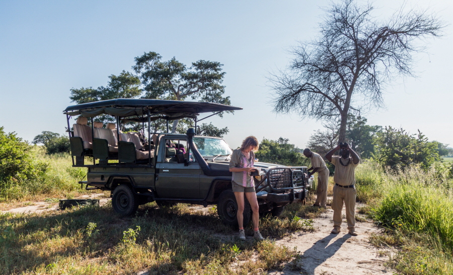 Safarifahrzeug Ruaha mit Sylvia